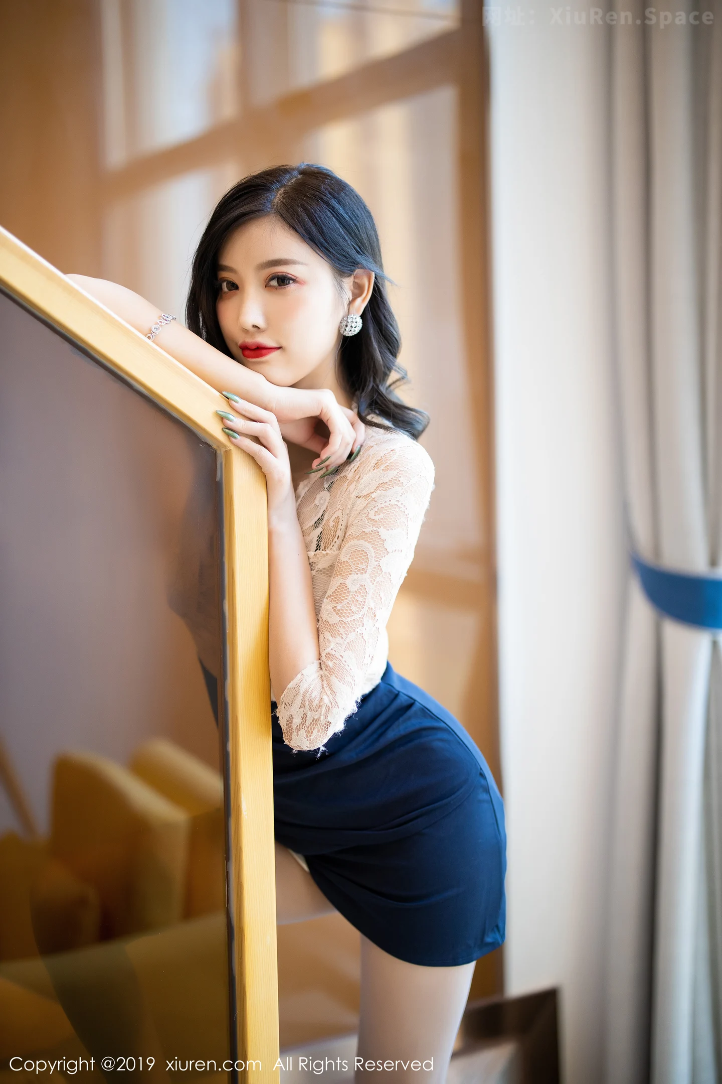 图片[4]-[XiuRen秀人网]VOL.1717 女神杨晨晨sugar优雅吊裙配肉丝裤袜秀完美身材销魂诱惑写真70P-秀人网官方网站